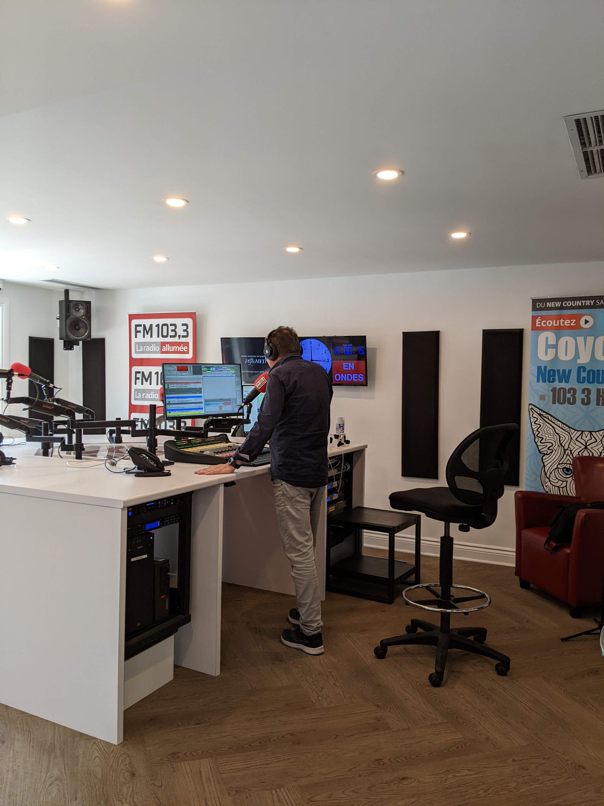 Installations de stores zébrés sur mesure, Rideau Zebra rehausse les studios de FM 103.3